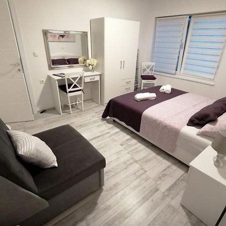 Apartman Lidija Dinjiška Eksteriør bilde