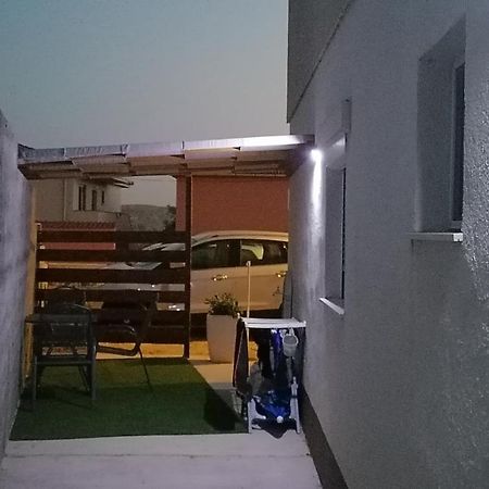 Apartman Lidija Dinjiška Eksteriør bilde