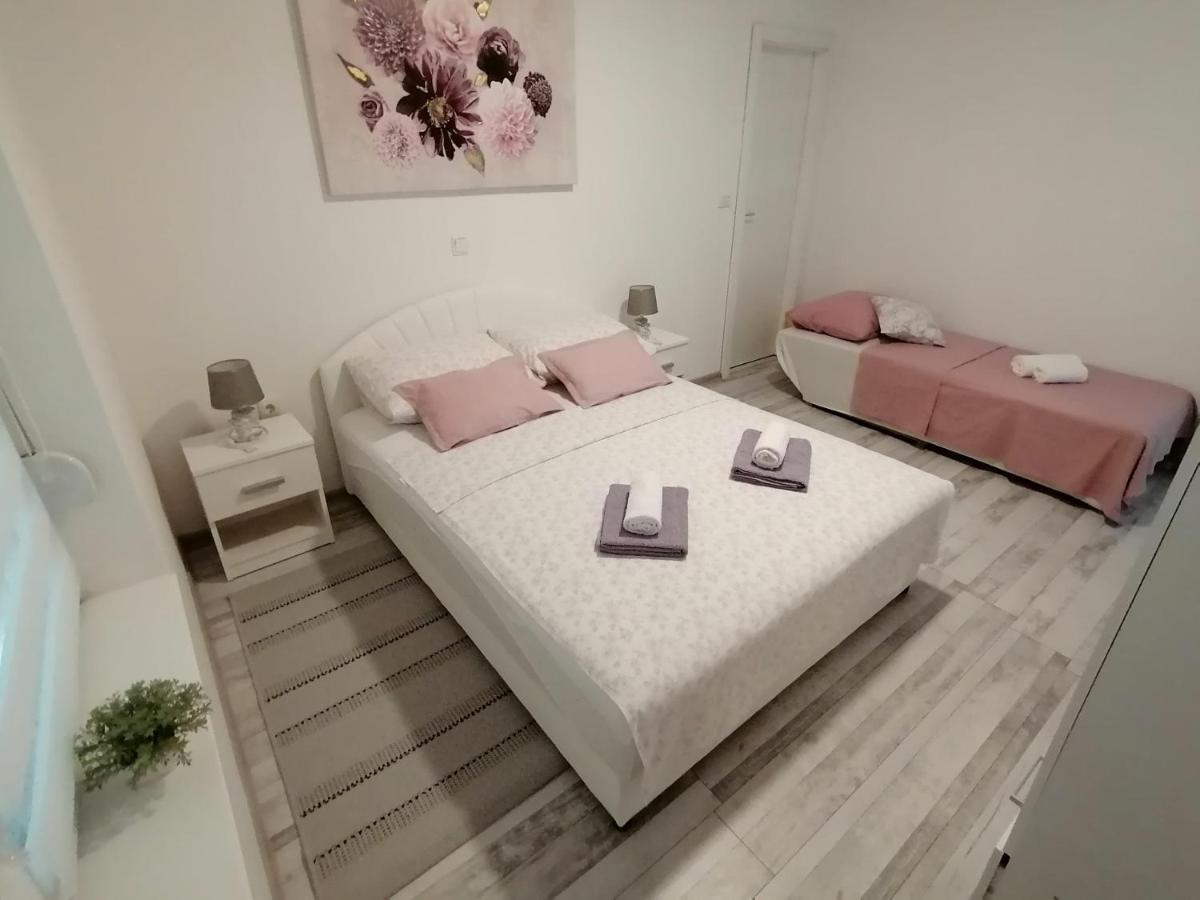 Apartman Lidija Dinjiška Eksteriør bilde