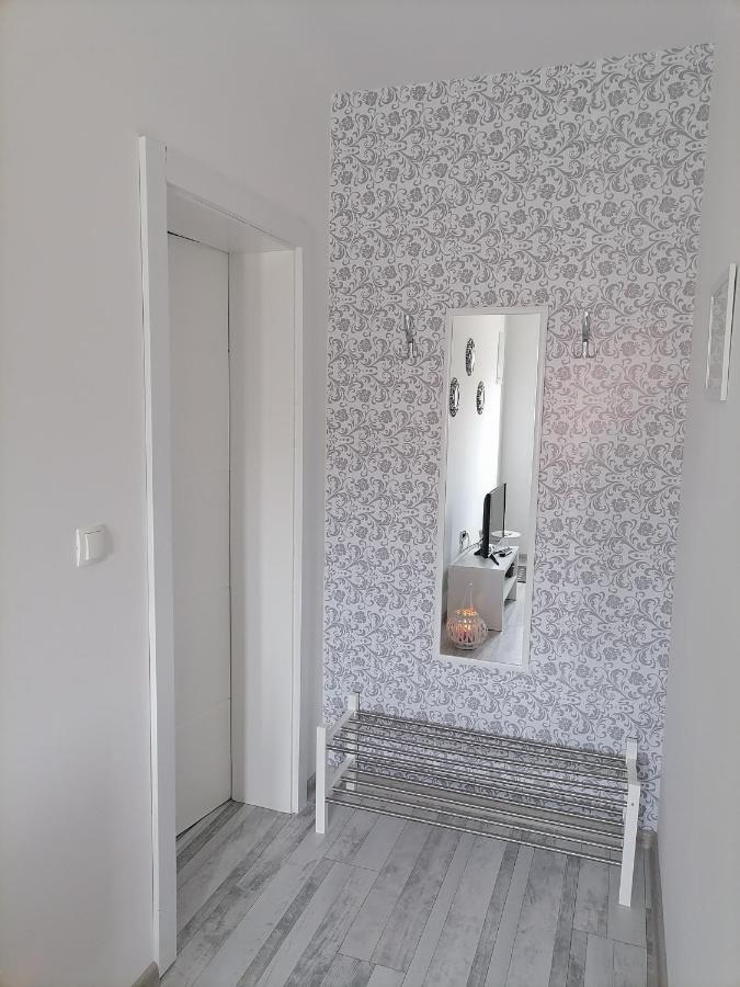Apartman Lidija Dinjiška Eksteriør bilde
